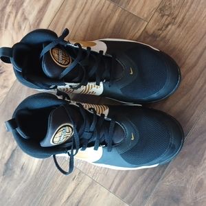 Nike TEAMHUSTLE Shoes Size 6.5Y